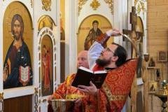 Новый белоснежный иконостас с золотым декором