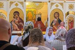 Новый белоснежный иконостас с золотым декором