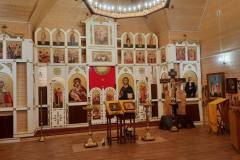 Новый белоснежный иконостас с золотым декором