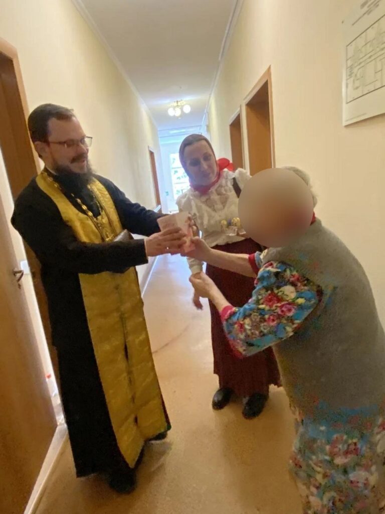 Поздравление пожилых людей из пансионата "Древо Жизни"