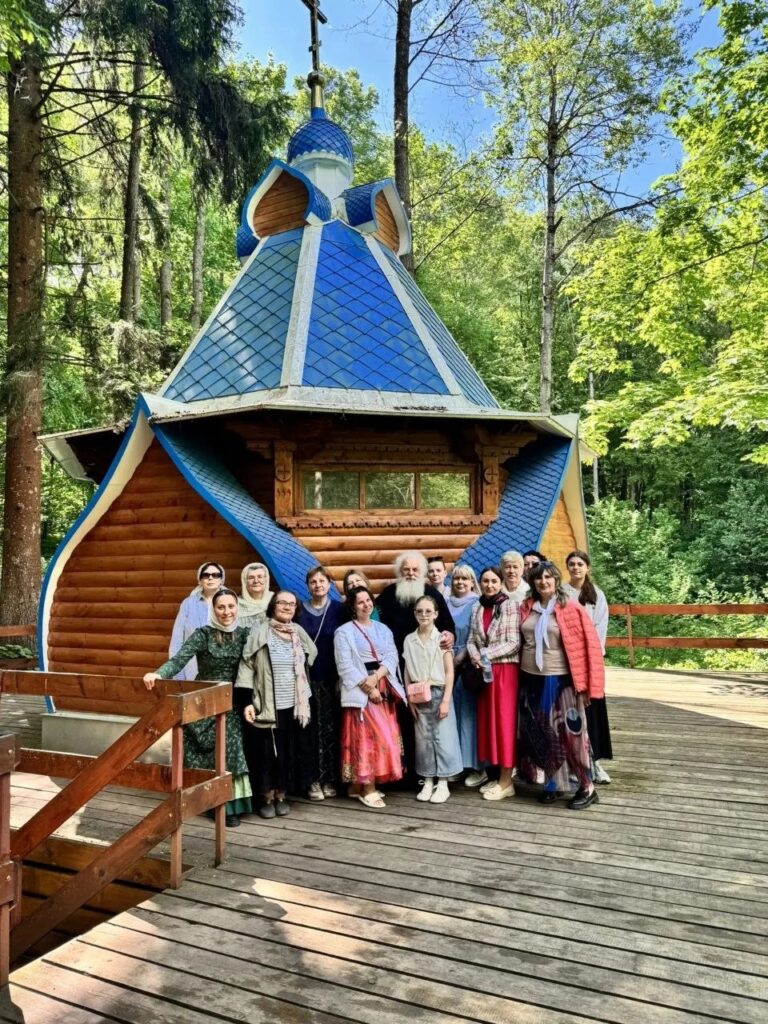 Днесь весна благоухает …