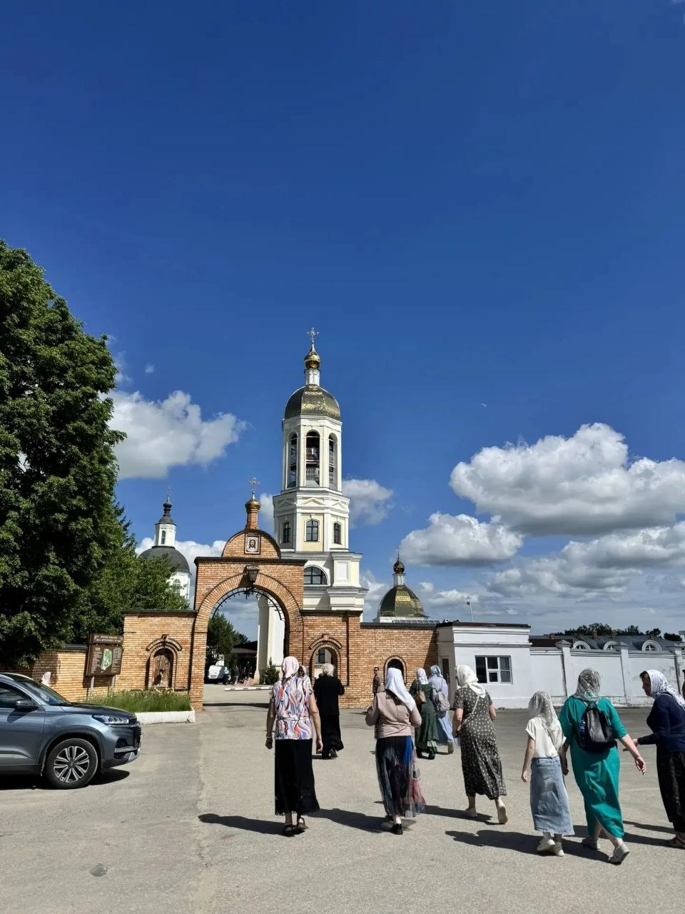 Днесь весна благоухает …