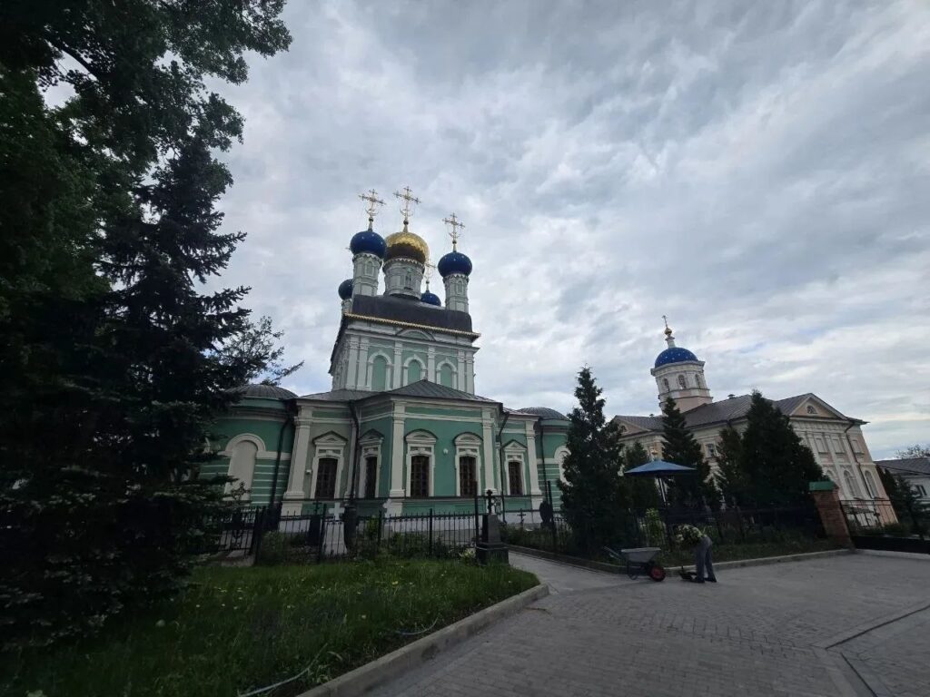 Днесь весна благоухает …