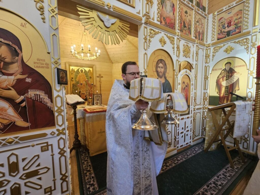 Днесь весна благоухает …