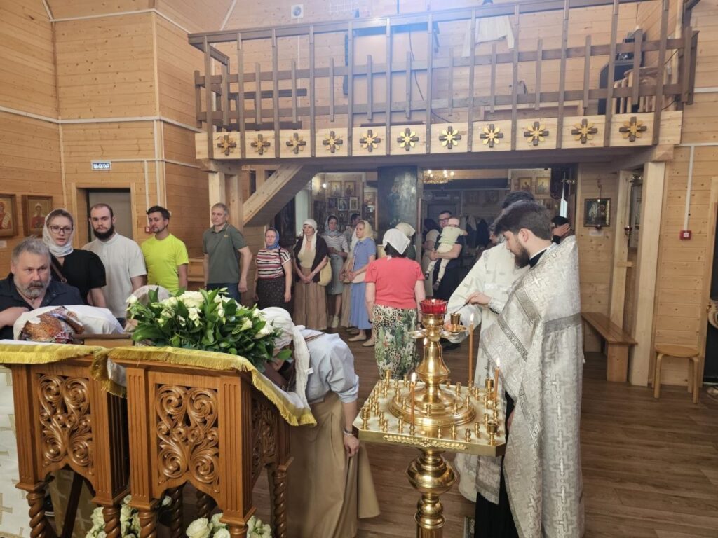 Днесь весна благоухает …