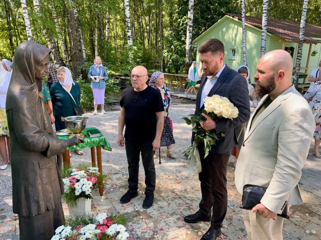 Памятник святой блаженной Ксении Петербургской